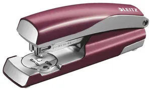 Całkowicie metalowy zszywacz biurkowy Leitz NeXXt Style 5562, granat czerwony
