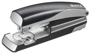 W pełni metalowy zszywacz biurkowy Leitz NeXXt Style 5562, satynowa czerń