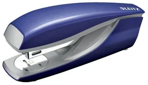 Całkowicie metalowy zszywacz biurkowy Leitz NeXXt Style 5562, niebieski tytanowy