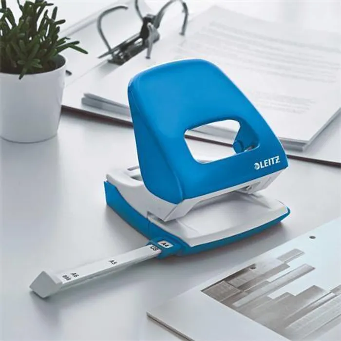 Główne zdjęcie produktu Děrovačka "Nexxt Style 5008", metalická modrá, 30 listů, LEITZ
