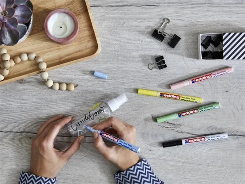 Główne zdjęcie produktu Lakový popisovač "751", světle modrá, 1-2mm, EDDING
