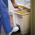 Kosz na śmieci z nasadką, beżowy, 30 l, plastik, RUBBERMAID