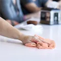 Następne zdjęcie produktu Netkaná textílie Tork Premium ve skládané verzi - červená [40 ks]