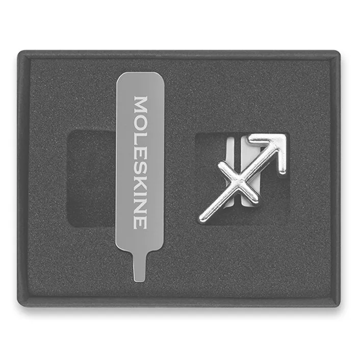 Główne zdjęcie produktu Ozdoba na zápisník Moleskine symboly zvěrokruhu Střelec (23. 11. - 21. 12.)