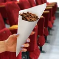 Następne zdjęcie produktu Rożek papierowy biały 23 x 23 cm `250g` nawleczony na sznurek [1000 szt]