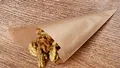 Rożek papierowy kraft 17 x 17 cm `100g` nawleczony na sznurek [1000 szt]
