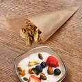 Następne zdjęcie produktu Rożek papierowy kraft 19 x 19 cm `125g` nawleczony na sznurek [1000 szt]