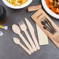Następne zdjęcie produktu Zestaw sztućców (drewno FSC 100%) nóż-widelec-łyżka-łyżeczka+serwetka [50 zestawów]