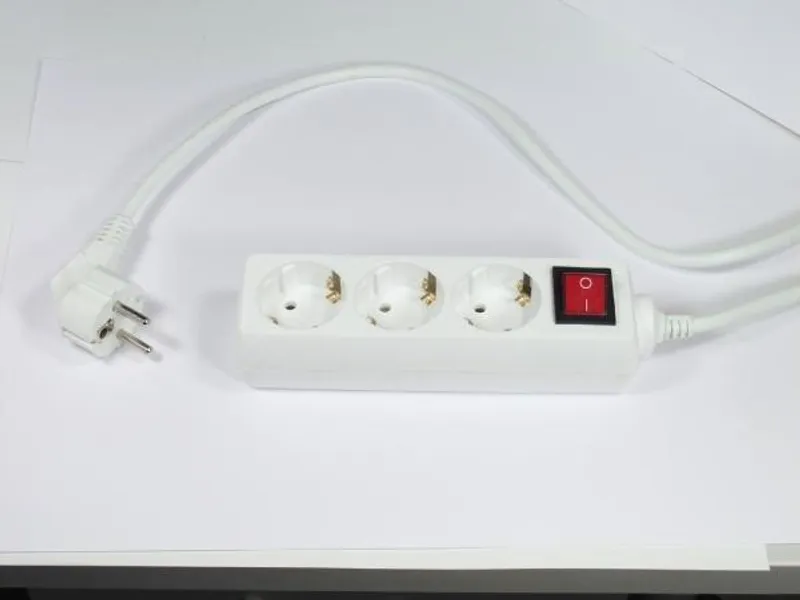 Główne zdjęcie produktu Prodlužovací kabel, 3 zásuvky, 1,5 m, s vypínačem