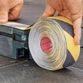 Następne zdjęcie produktu Taśma zabezpieczająca antypoślizgowa Anti-Slip 60951, czarno-żółta, 50 mm x 15 m, TESA