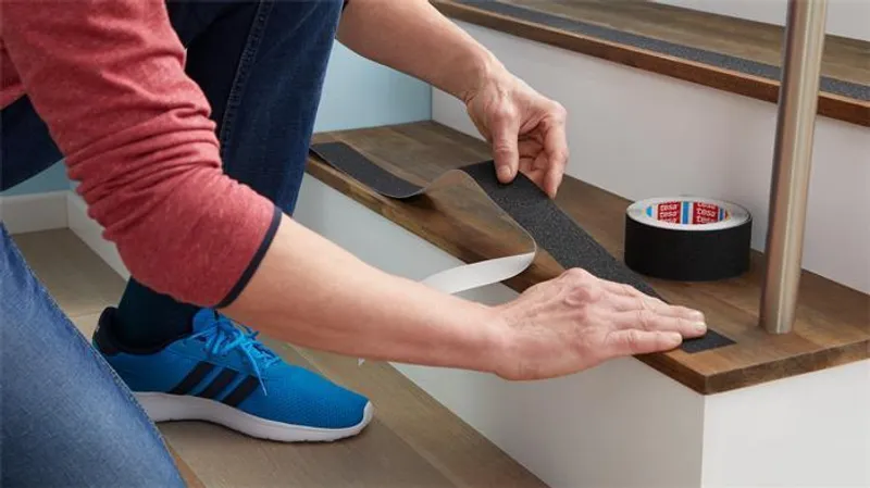 Główne zdjęcie produktu Protiskluzová páska "Anti-slip 55587", černá, 25 mm x 5 m, TESA