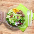 Następne zdjęcie produktu Pojemnik sałatkowy przezroczysty z wypukłym wieczkiem 1700 ml (PP) [25 szt.]