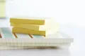 Następne zdjęcie produktu Blok samoprzylepny, 76x76 mm, 100 ark., makulaturowy, 3M POSTIT, żółty