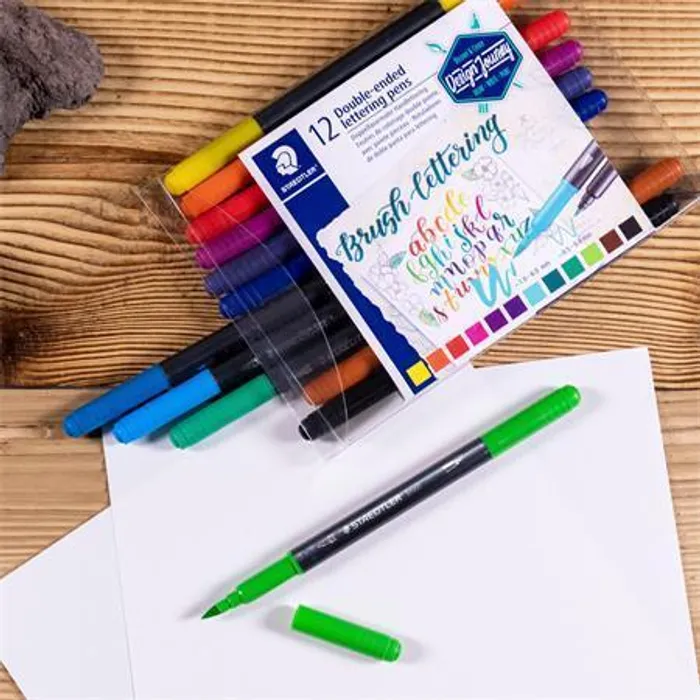 Główne zdjęcie produktu Štětcové fixy "Brush letter Duo", sada, 12 barev, 0,5-0,8/1,0-6,0 mm, oboustranné, STAEDTL