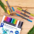 Następne zdjęcie produktu Markery pędzelkowe "Marsgraphic Duo", zestaw, 18 kolorów, 0,5-0,8/1,0-6,0 mm, dwustronne, STAEDTLE