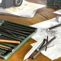 Następne zdjęcie produktu Pudełko blaszane Faber-Castell Pitt Monochrome Charcoal, 24 szt