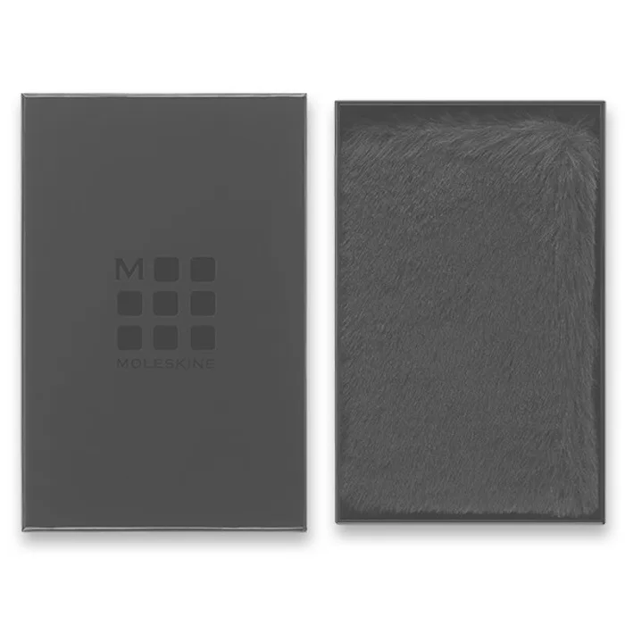 Główne zdjęcie produktu Zápisník Moleskine Faux Fur, tvrdé desky XS, čistý, vínový