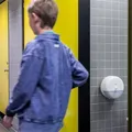 Następne zdjęcie produktu Dozownik TORK SmartOne do papieru toaletowego z rolką centralną biały T8 [1 szt.]